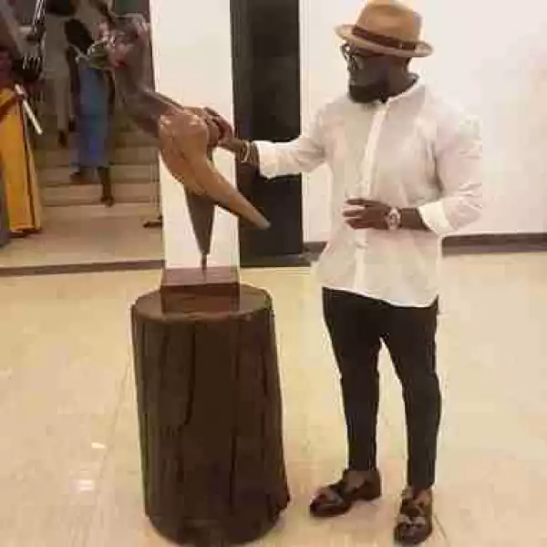 Between Timaya And The Backside Of A Female Statue (Photo)